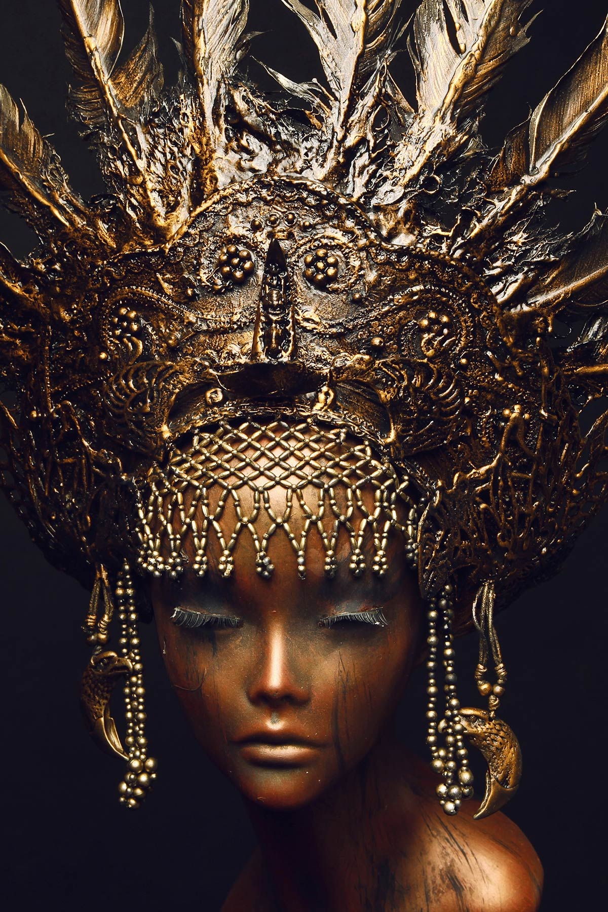 Bronzestatuewithheaddecoration